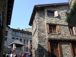 s kamennými domy ze všech možných období