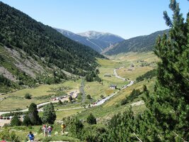 ale výhledy za to stojí (dole cesta z místa startu - města Soldeu)