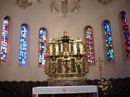 Barokní oltář s moderními vitrážemi? Proč ne!