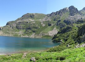 Tady je pravá část jezera Estany Blanc