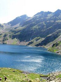 Jeho vody mění barvu s úhlem pohledu