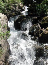 My jsme ale chodili raději kolem peřejí potoka Rialb,