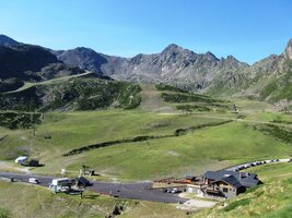 Z jeho horní části míříme do jezerní kotliny