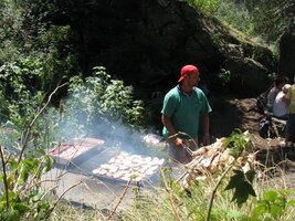 a od rukou se mu při grilování až kouří