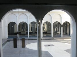 s vnějšími i vnitřními ambity