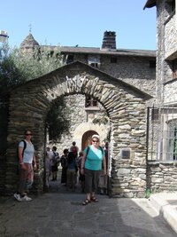 Bude hezky, z brány před parlamentem vychází panenka