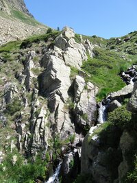 Svah i skály jsou místy hodně strmé