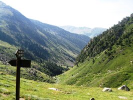 okolo horské útulny (refuge) a salaše (cabana)