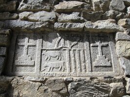 Tady je starý městský znak (voli jdou z města ven)