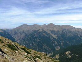 Z něj jsou vidět hřebeny Pyrenejí andorských