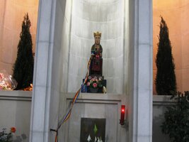 a replikou slavné madony, která před léty shořela