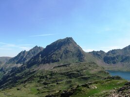 Pod ním jsou jezera Estanys Blanc, už zase ve Francii