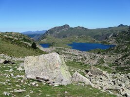 a dole pod sebou máme jezero Estany de Fortangent,