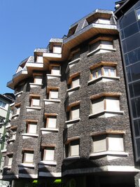 s převážně moderní zástavbou,