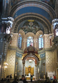 Jeho interiér hýří barvami