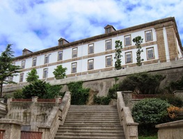 Po schodech se od ní jde k paláci