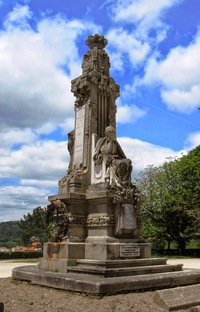 Je v nich řada pomníků a soch