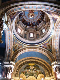 je postaven v byzantinském slohu