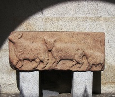 s mnoha římskými artefakty