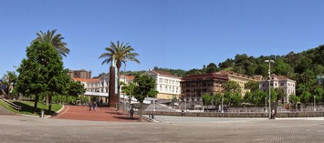 ze tří stran, kromě severní,