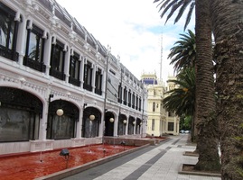 ve 100 km vzdáleném městě La Coruňa