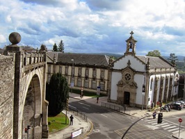 včetně muzea římských vykopávek a kaple Capilla de Carme