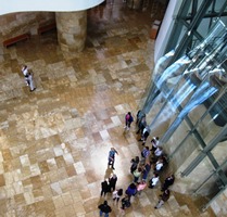 Je třípatrové a obrovské až kolosální