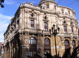 a okolo divadla Arriaga na nábřeží řeky Nervion