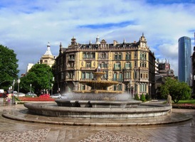 přes náměstí Plazza Muya s palácem Palazzo de Chavarri