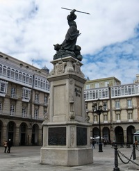 se sochou patronky v centru