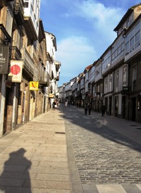 Slunce zapadá a poutník odchází