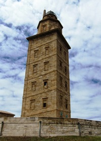 se týčí věž Torre Herculeane,