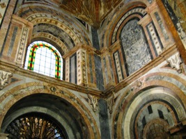 a zde jedna z postranních kaplí