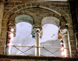 do jejího skvostného interiéru,