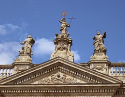 se sochami nad portálem,