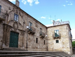 Vedle katedrály stojí arcibiskupský palác