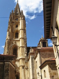 začíná spleť starých úzkých uliček,