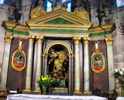 na hlavním i vedlejších oltářích