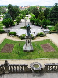 a přes jednu z nich je výhled na univerzitu