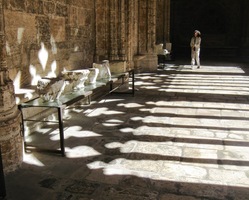 a důmyslnou architekturou světla a stínu