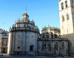 velkou přístavbou kaple (muzeum)