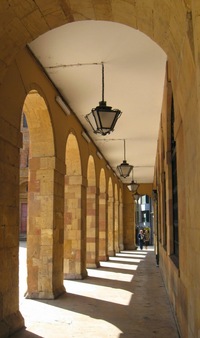 s dlouhým stinným podloubím