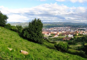 stoupá cesta vysoko nad město