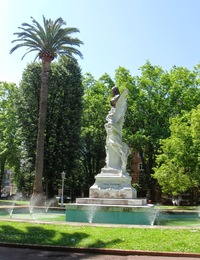 Jdu parkem na autobus