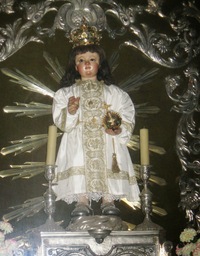 Tu sošku jistě poznáte. Ano, je to Pražské Jezulátko!