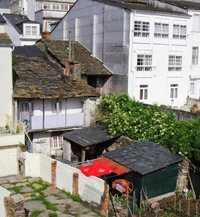 (Jsou tu ale i méně okázalé stavby)