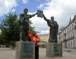 a pózuje pod připomínkami věčného Říma