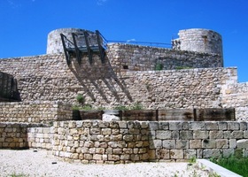 k pevnostnímu hradu Castillo,