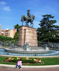 V tom centrálním je velká socha Imperátora