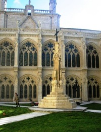 a centrálním krucifixem